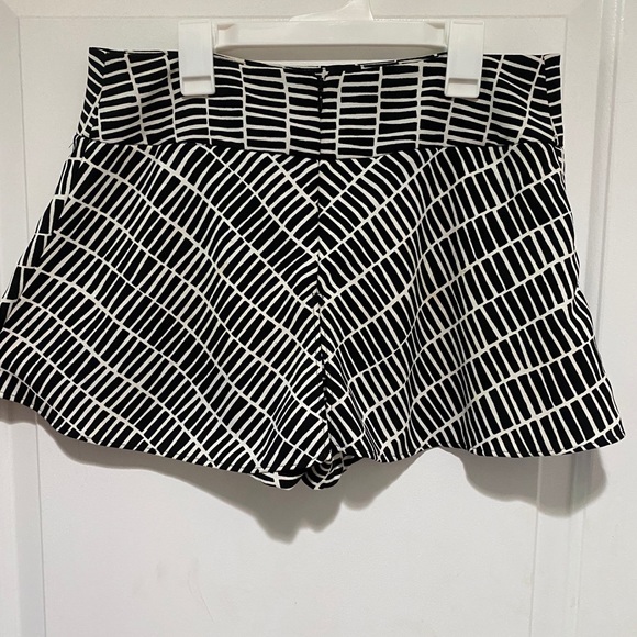 Black and white miniskirt with shorts underneath - Picture 2 of 5